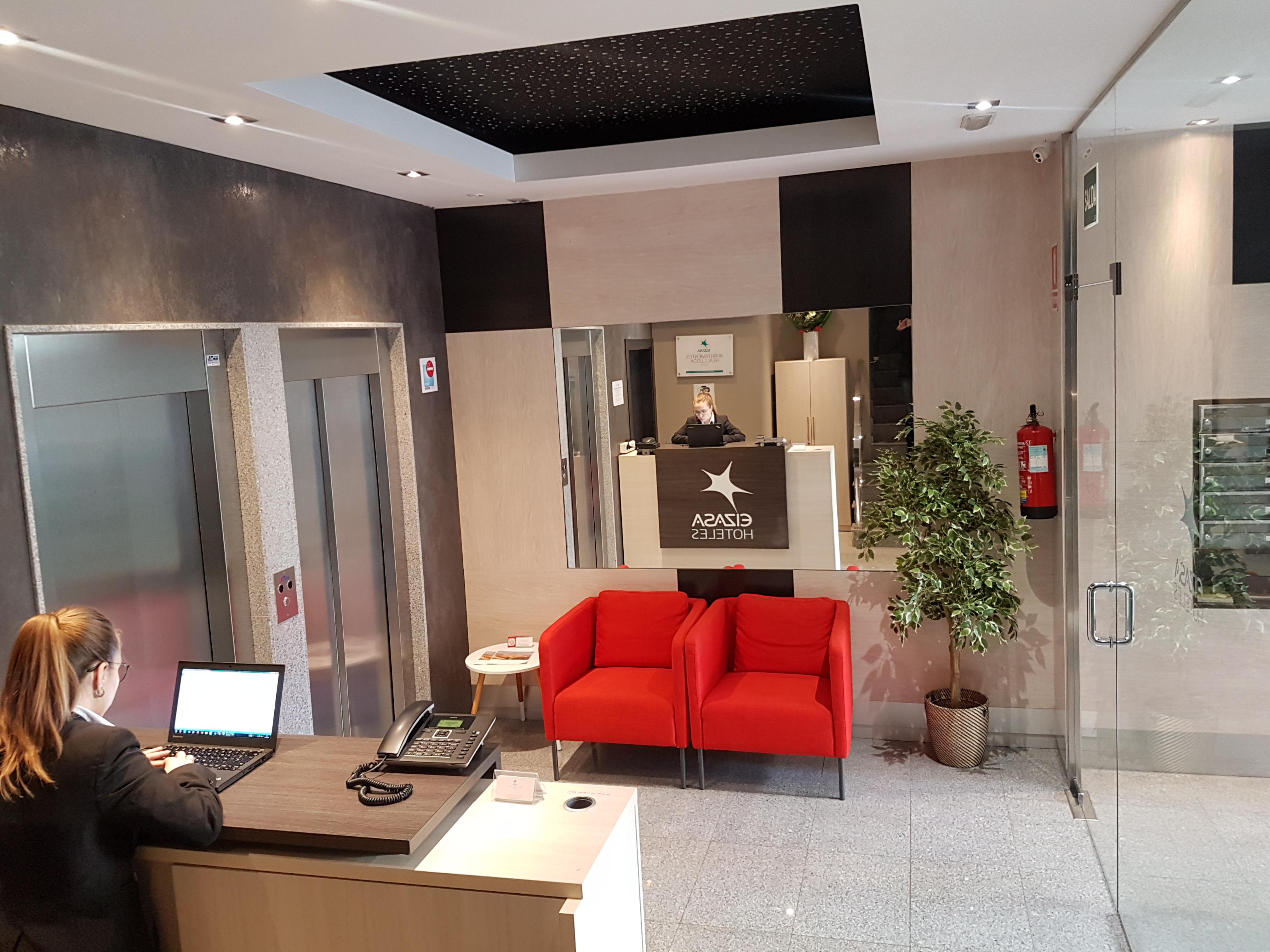 Apartamentos Real Лерида Екстериор снимка