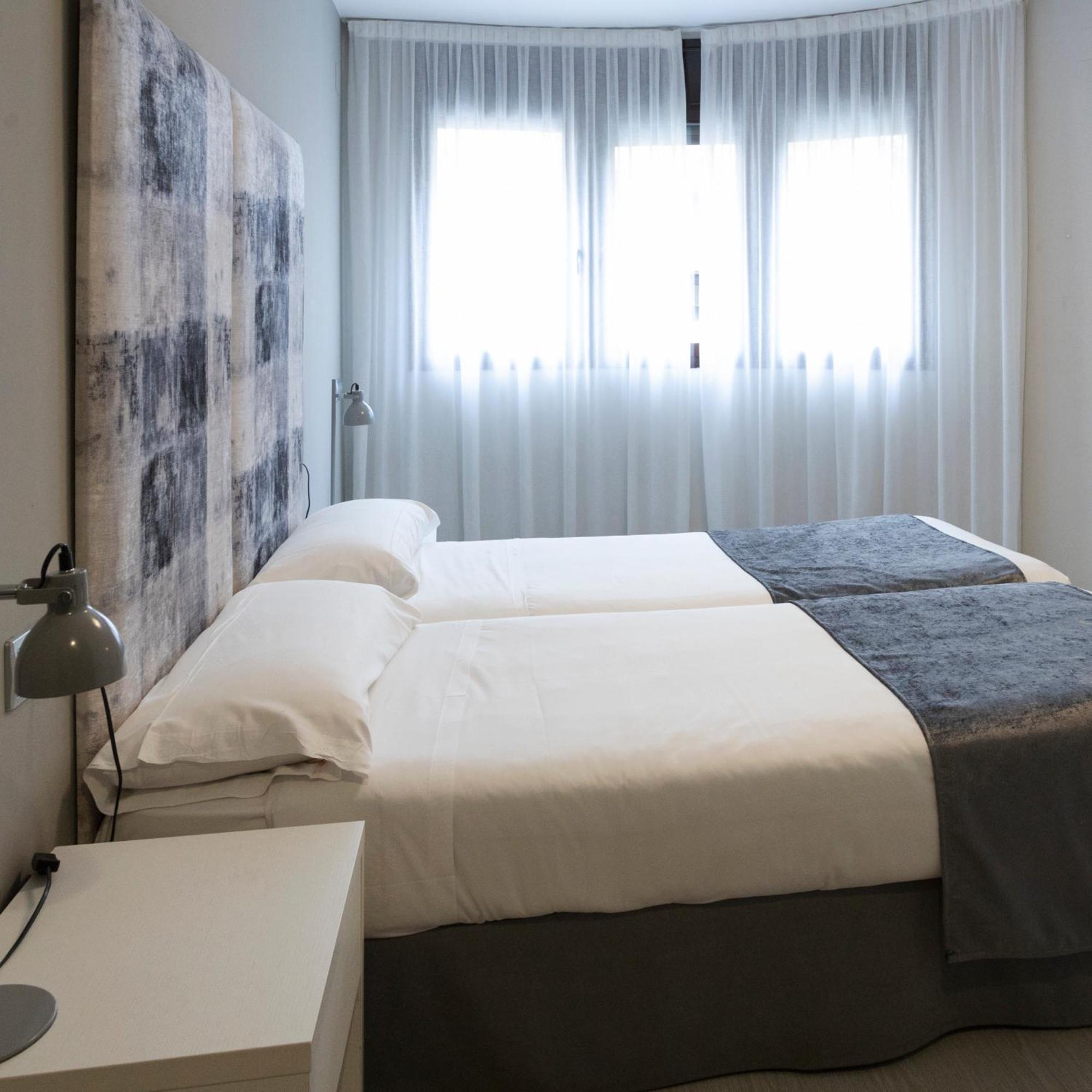 Apartamentos Real Лерида Екстериор снимка